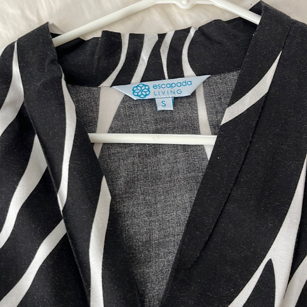 Boutique blouse like new with v- neck, long sleeves and tapered hem.